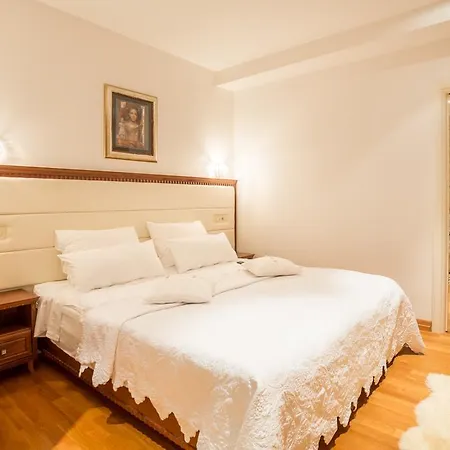 Imperial Luxury Apartment *